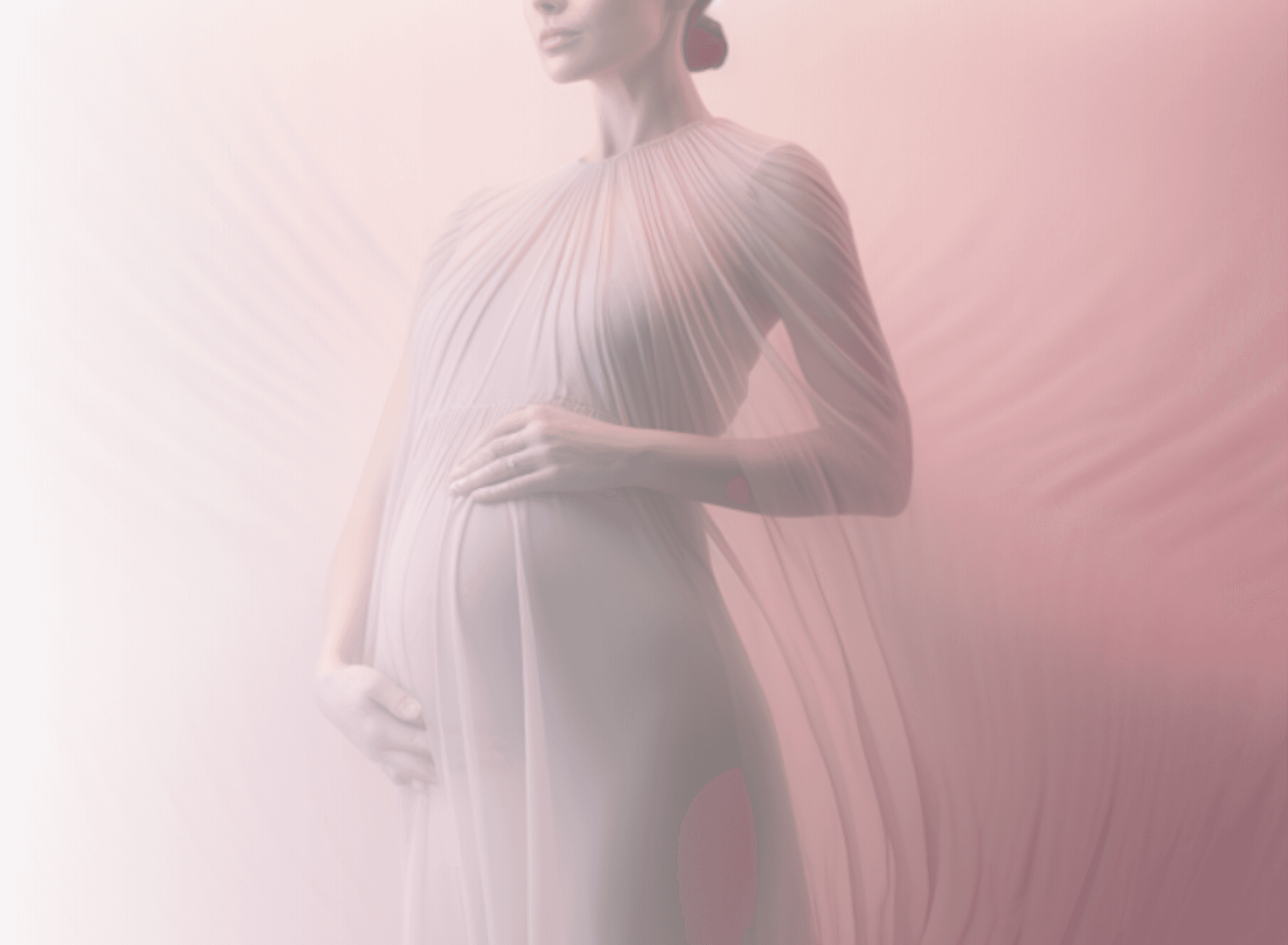 Une femme enceinte vêtue d’une robe drapée transparente, les mains sur le ventre, sur un fond rose pâle